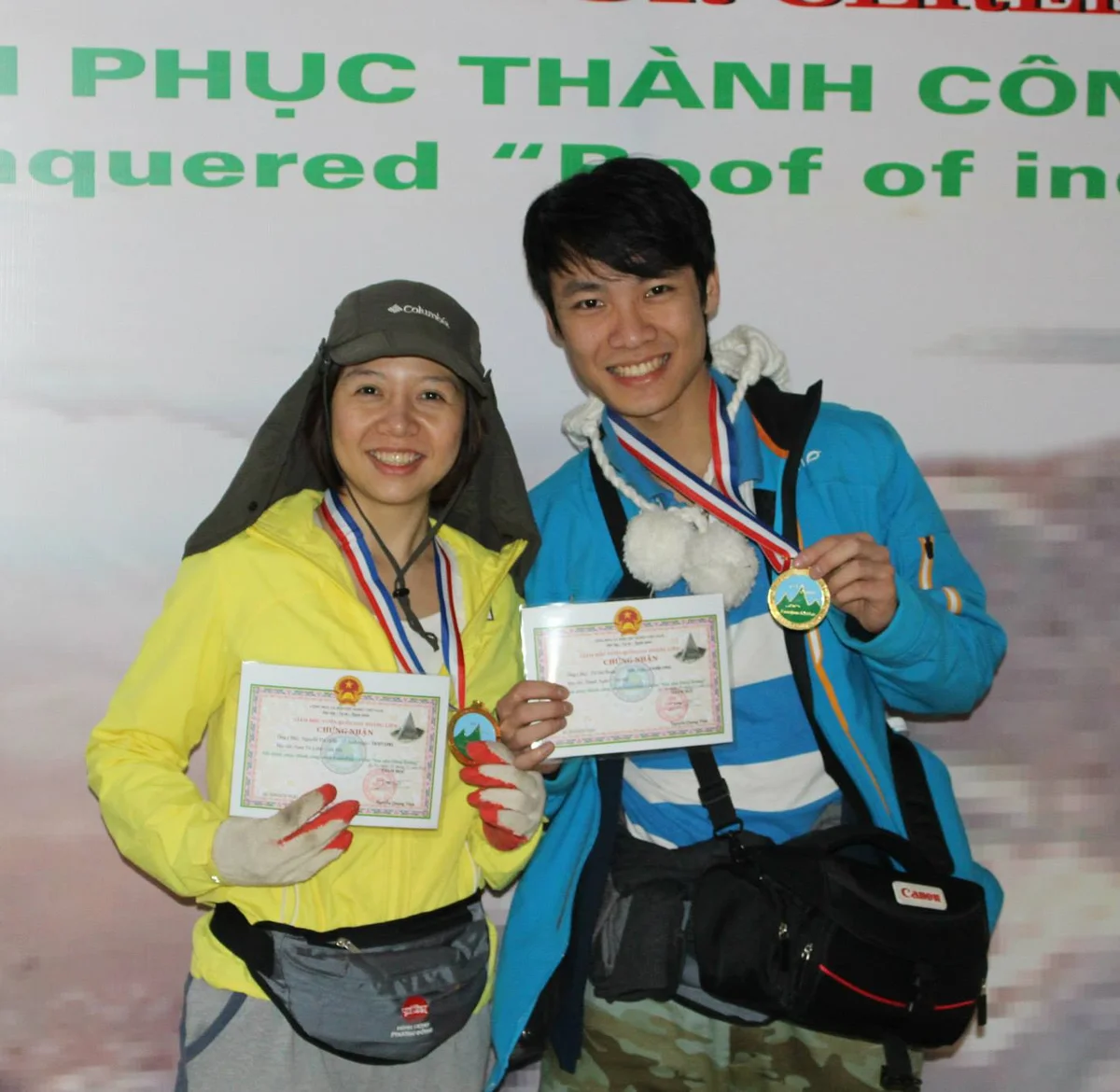 Tô Hải Đoàn và chị Nguyễn Hiếu cầm huy chương và chứng nhận chinh phục đỉnh Fansipan