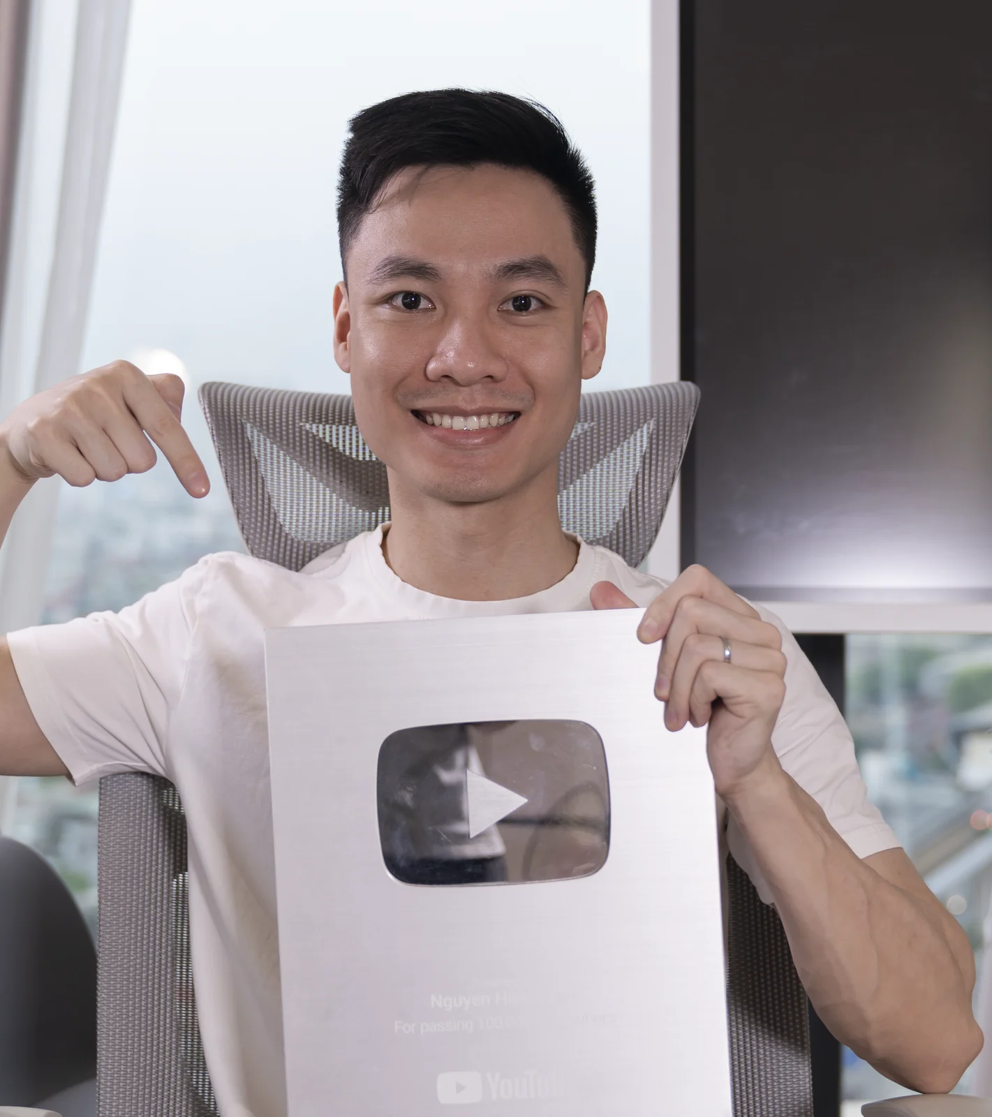 Tô Hải Đoàn cầm nút Bạc YouTube của kênh Nguyễn Hiếu Yoga