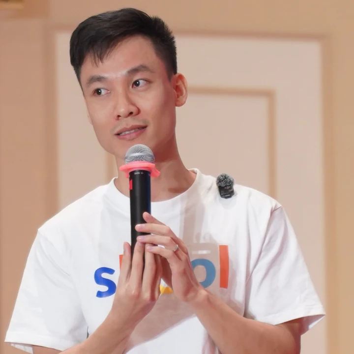Tô Hải Đoàn cầm mic nói chuyện trên sân khấu